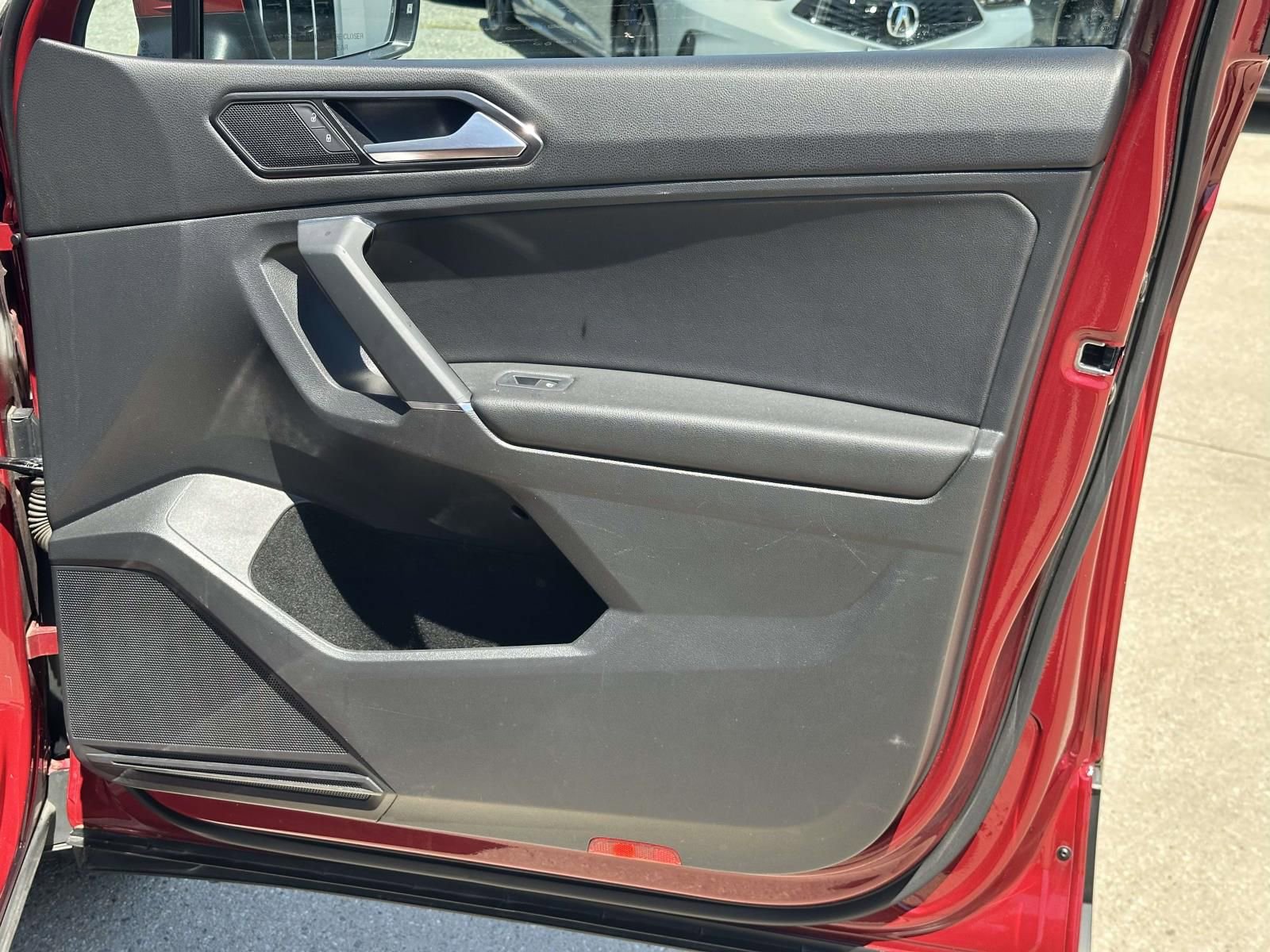 Used 2018 Volkswagen Tiguan SE w/ Panoramic Sunroof Package FWD image 9