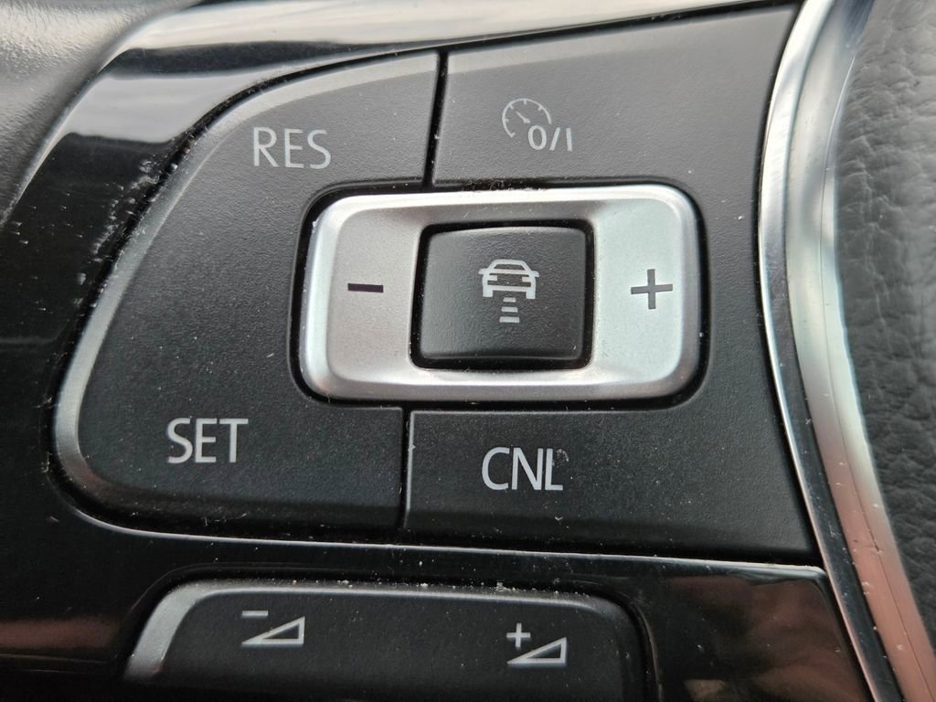 Used 2018 Volkswagen Atlas SEL w/ R-Line Package FWD image 17