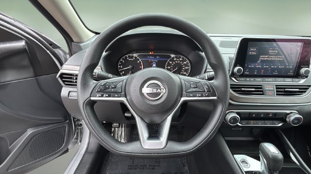 Used 2024 Nissan Altima 2.5 SV FWD image 11