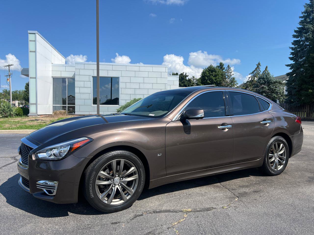 Used 2019 INFINITI Q70 Luxe RWD image 2