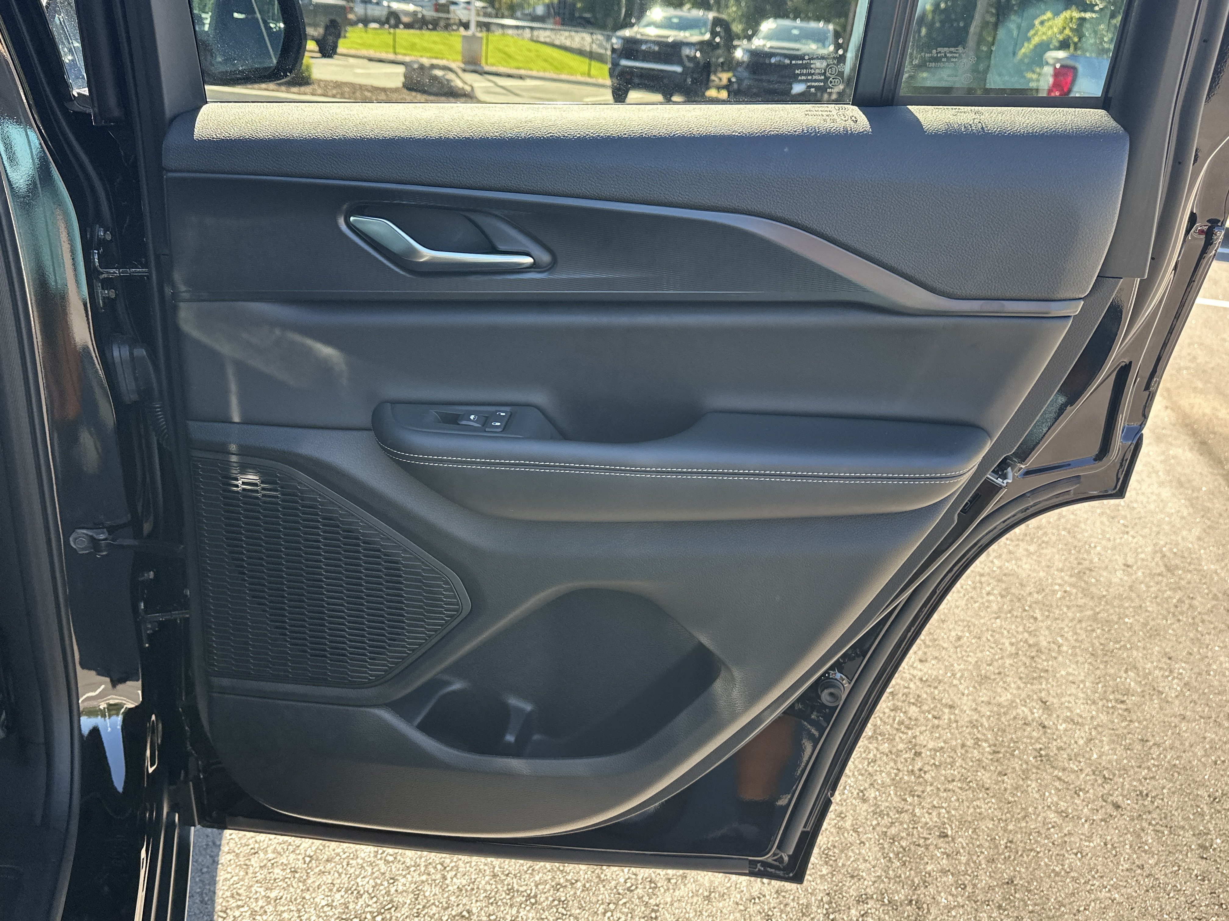 Used 2025 Jeep Grand Cherokee Laredo w/ Luxury Tech Group I RWD image 17