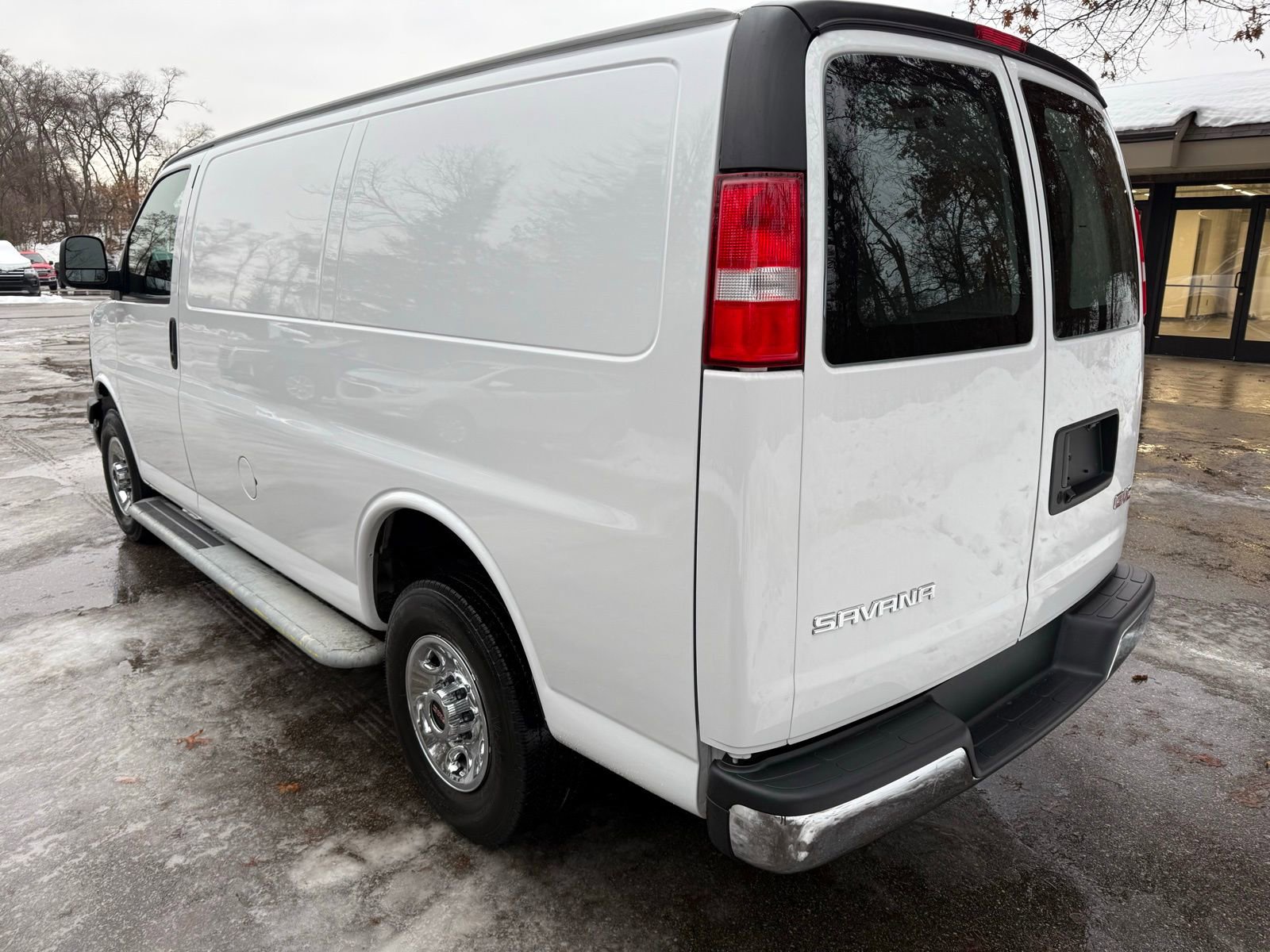 Used 2023 GMC Savana 2500 image 3