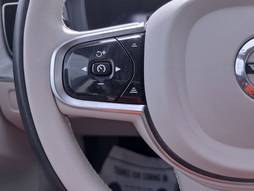 Used 2023 Volvo XC60 B5 Plus image 19