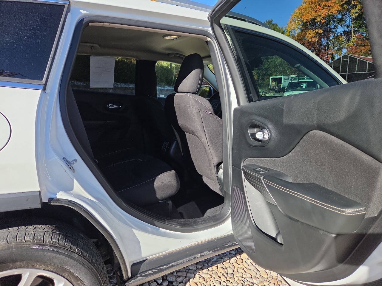 Used 2017 Jeep Cherokee Latitude w/ Comfort & Sound Group AWD/4WD image 18