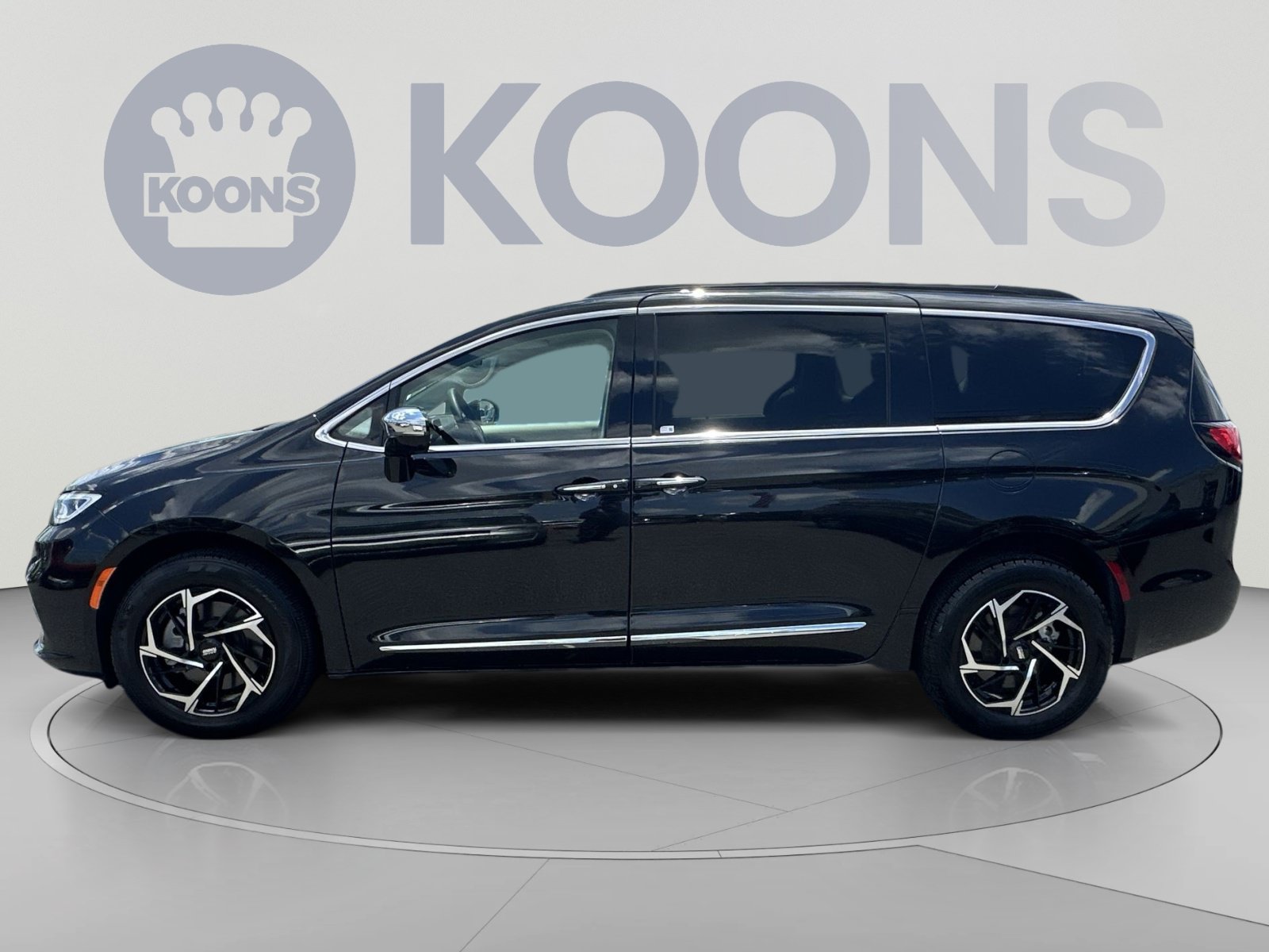 Used 2023 Chrysler Pacifica Limited w/ Uconnect Theater Family Group AWD/4WD image 7