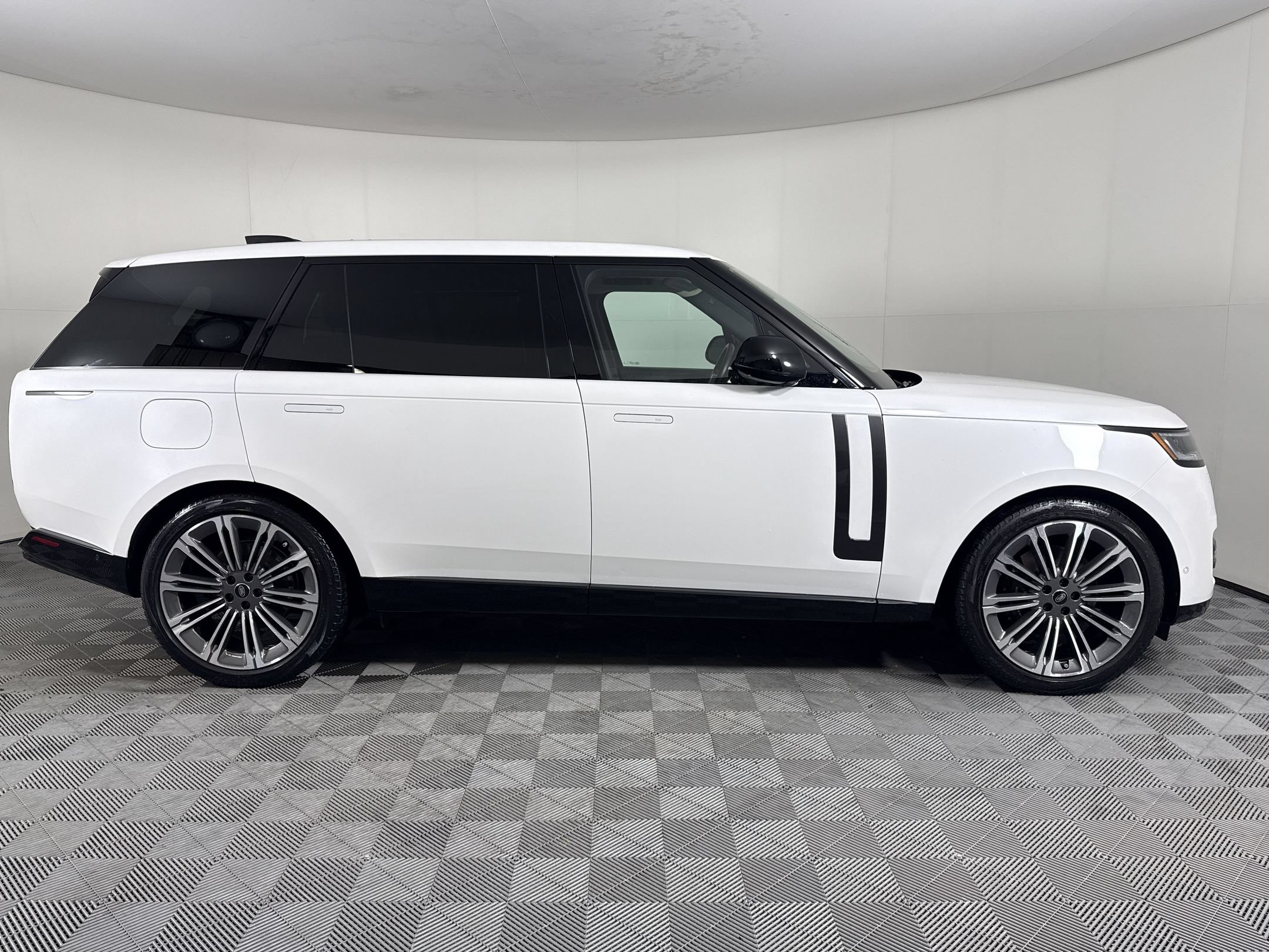 Used 2024 Land Rover Range Rover Long Wheelbase SE AWD/4WD image 9