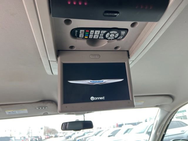 Used 2016 Chrysler Town & Country Touring w/ Driver Convenience Group image 24