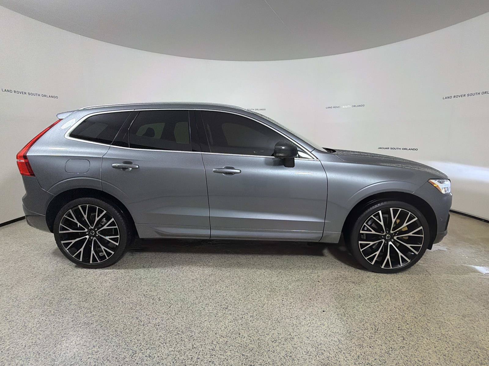 Used 2018 Volvo XC60 T6 R-Design w/ Convenience Package AWD/4WD image 6