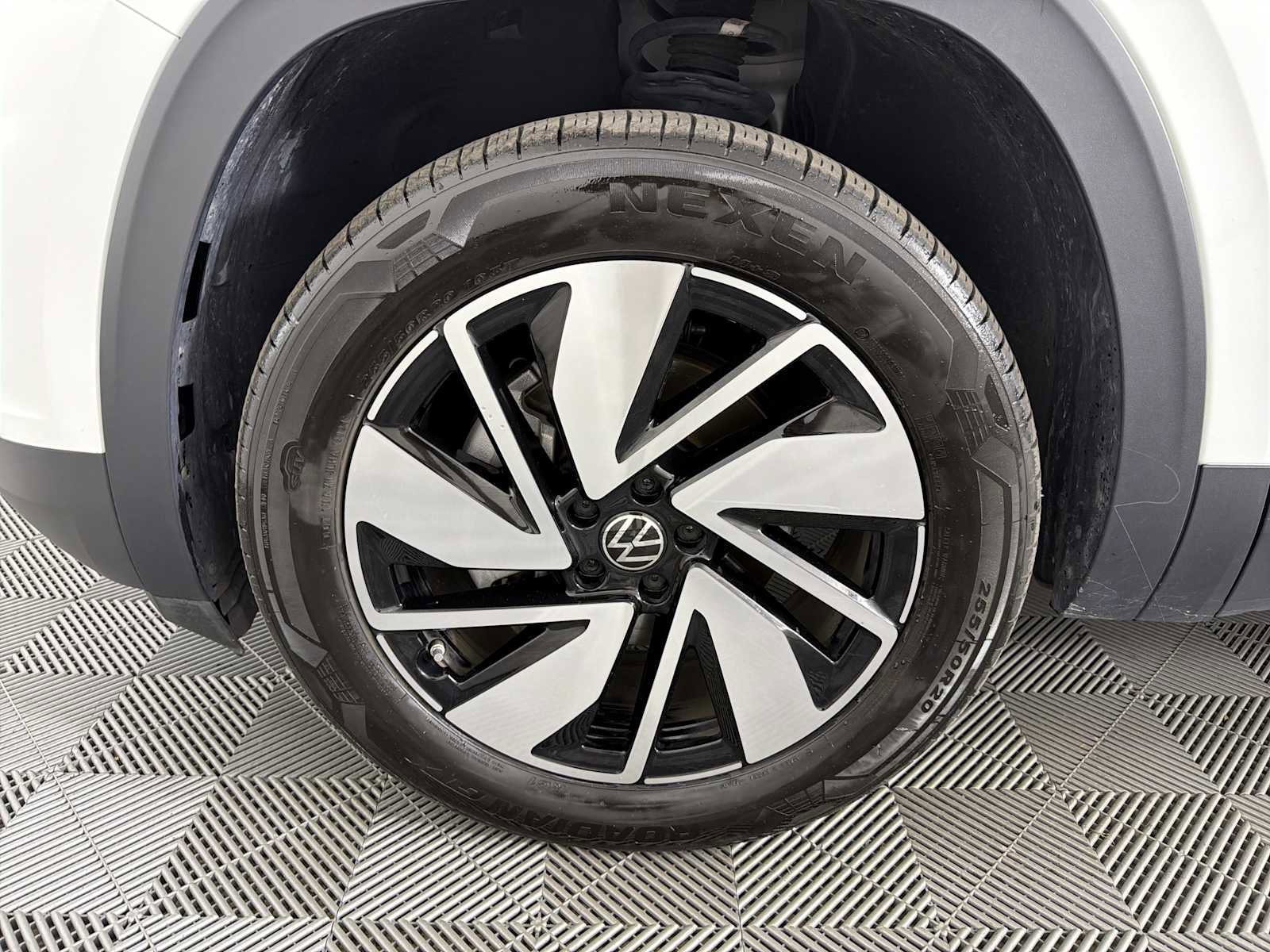 Used 2025 Volkswagen Atlas SE AWD/4WD image 9