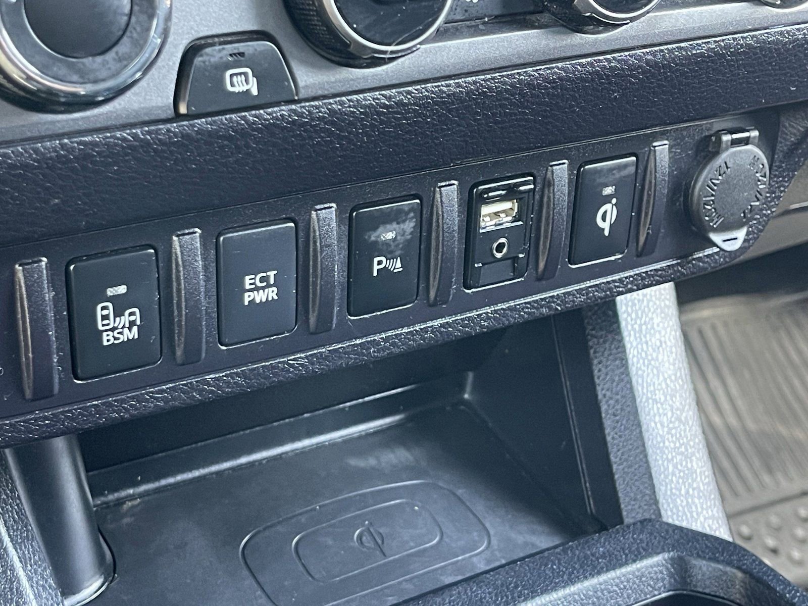 Used 2017 Toyota Tacoma TRD Off-Road w/ Premium & Technology Package AWD/4WD image 27