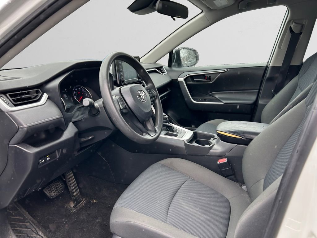 Used 2021 Toyota RAV4 LE FWD image 10