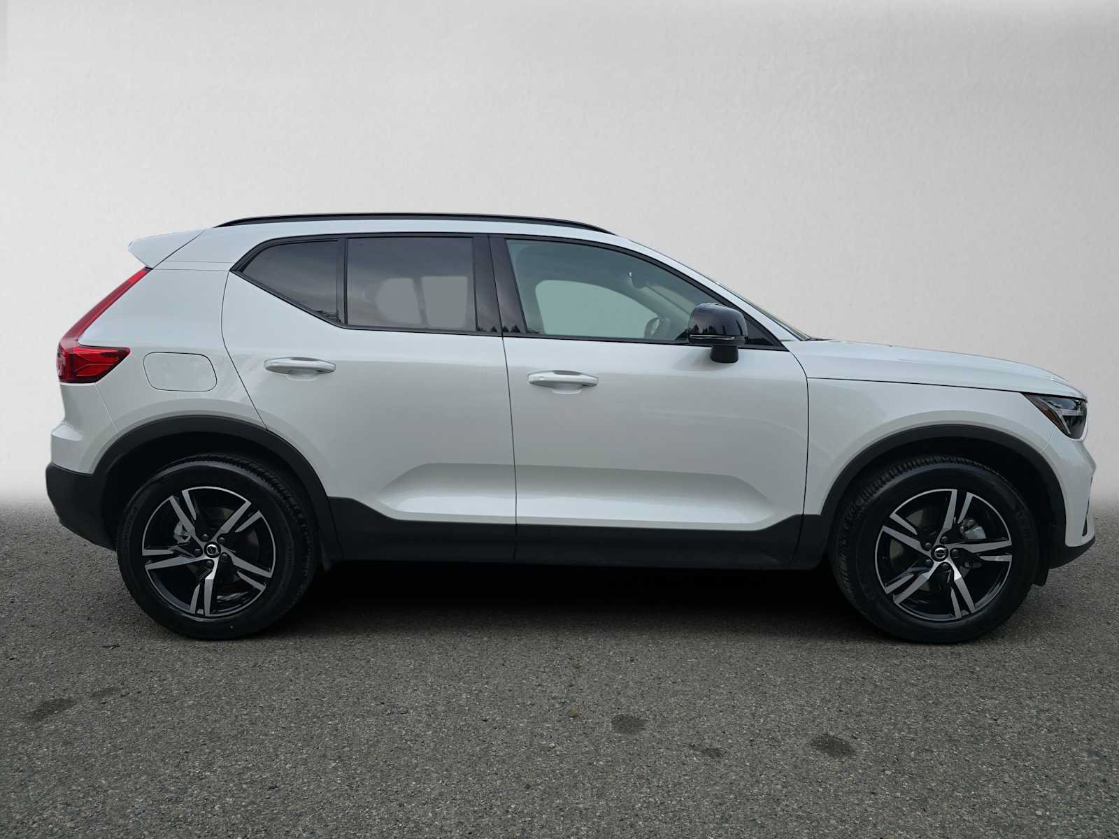 Used 2026 Volvo XC40 B5 Core w/ Climate Package AWD/4WD image 2