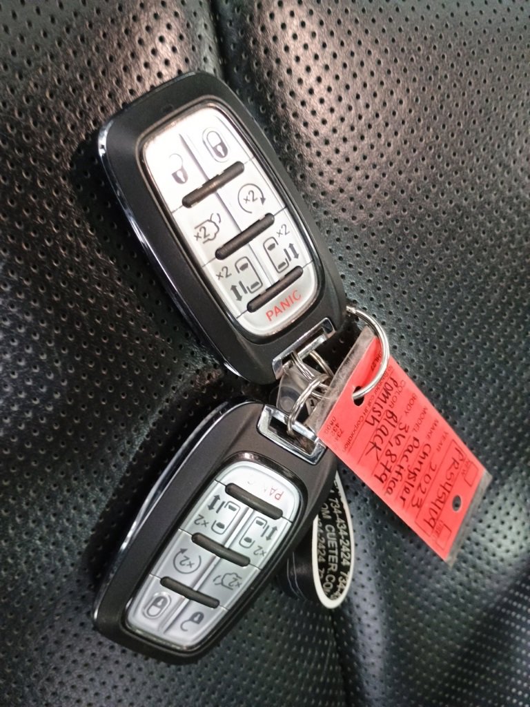 Used 2023 Chrysler Pacifica Limited w/ Uconnect Theater Family Group image 43