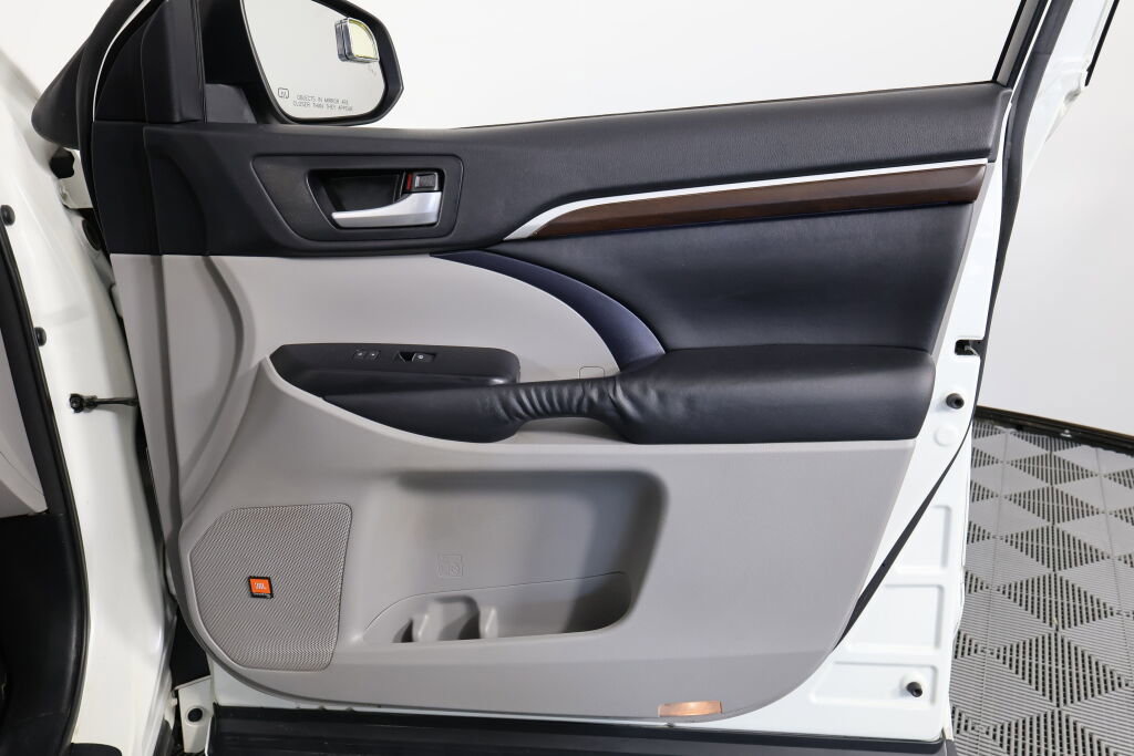 Used 2015 Toyota Highlander Limited image 27