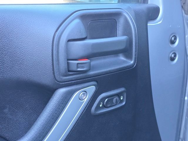 Used 2016 Jeep Wrangler Unlimited Sahara w/ Connectivity Group image 11