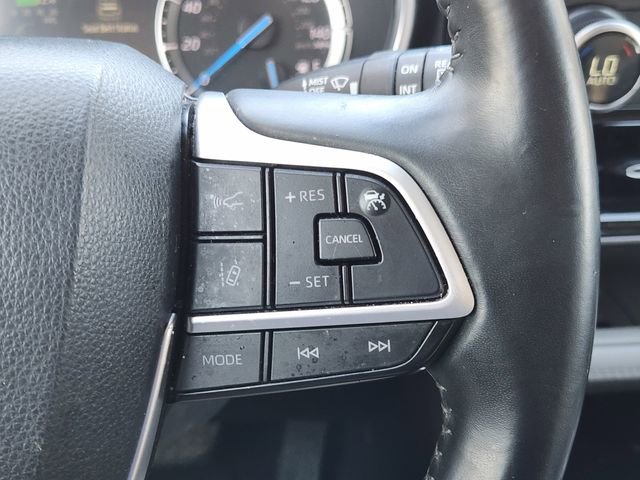 Used 2022 Toyota Highlander XLE AWD/4WD image 21