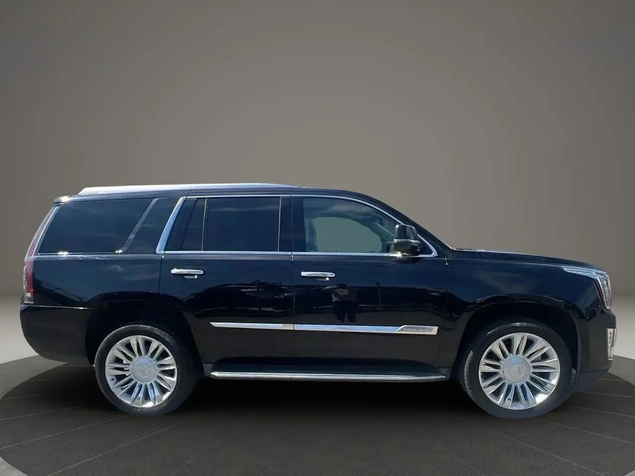 Used 2016 Cadillac Escalade Platinum image 4