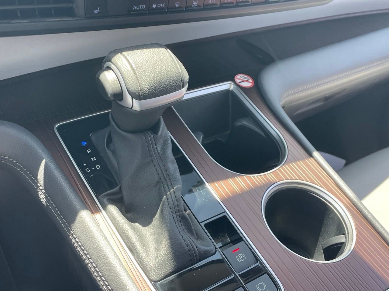 Used 2024 Toyota Sienna XLE FWD image 9