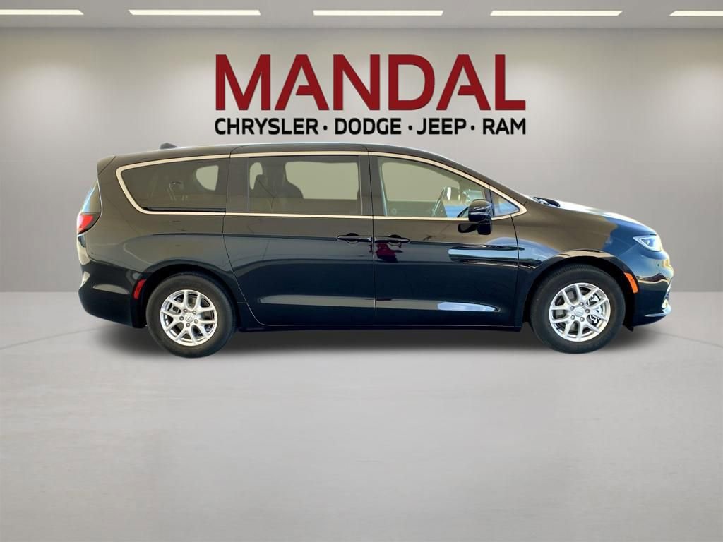 Used 2025 Chrysler Pacifica Select FWD image 5