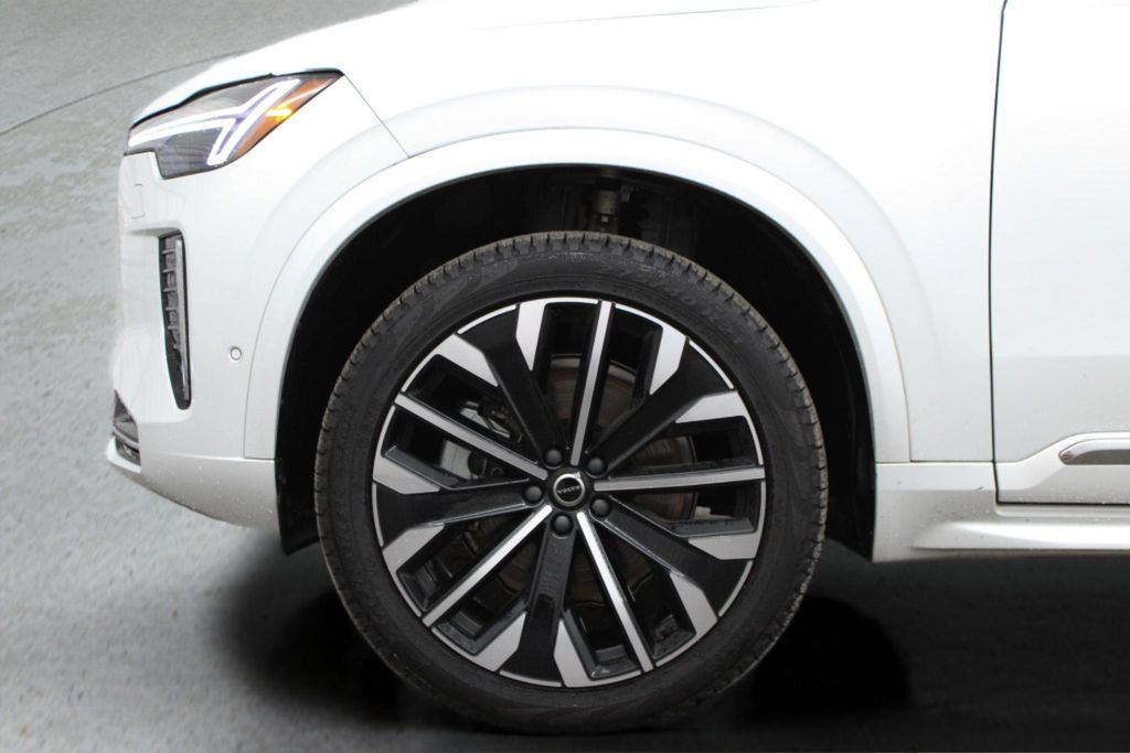 Certified 2025 Volvo XC90 B5 Ultra AWD/4WD image 6