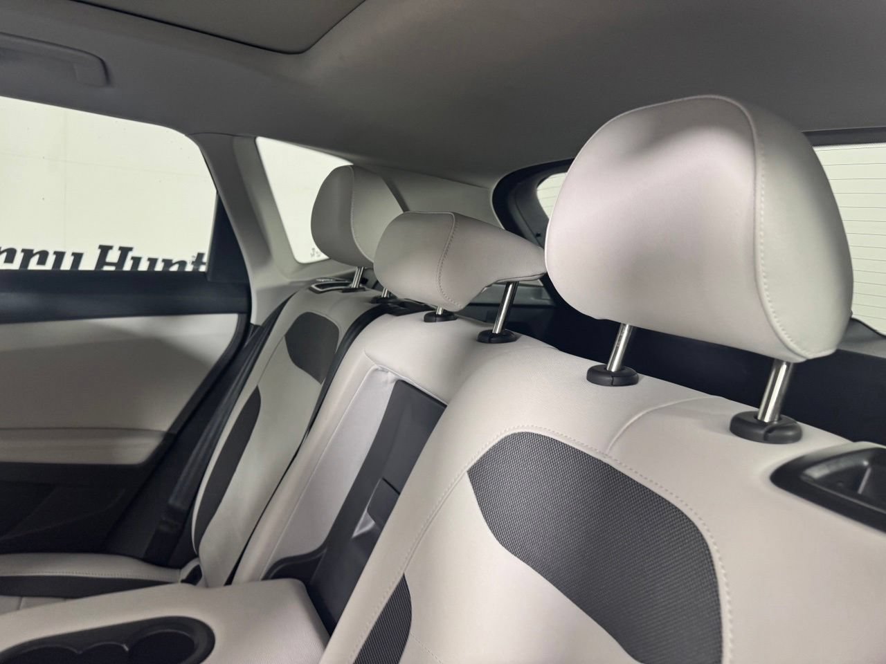 Used 2025 Volkswagen Taos SE w/ Panoramic Sunroof Package FWD image 30