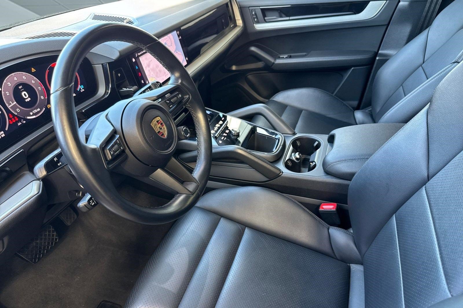 Used 2024 Porsche Cayenne AWD/4WD image 4