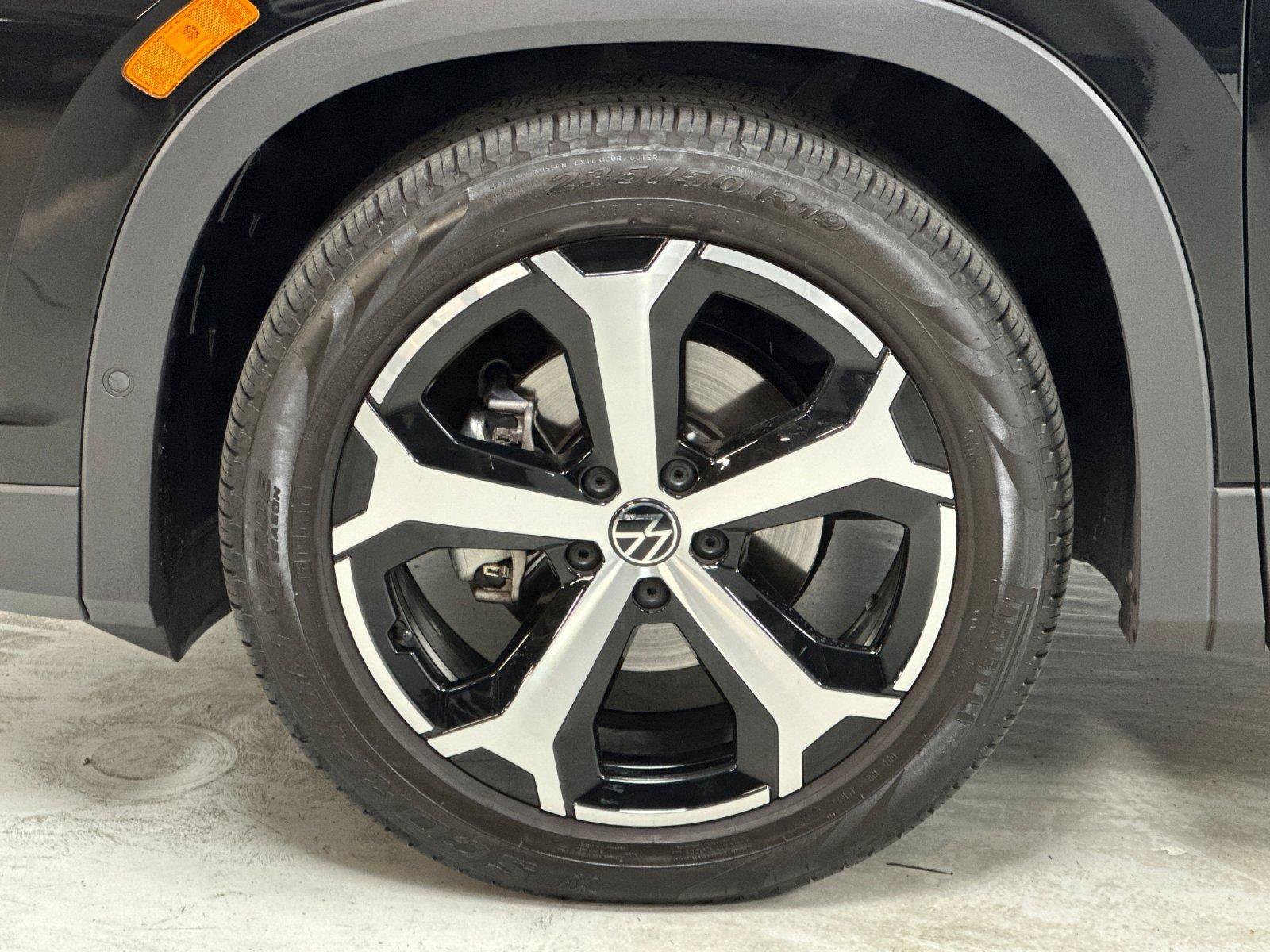 Used 2025 Volkswagen Tiguan SE w/ Panoramic Sunroof Package FWD image 24