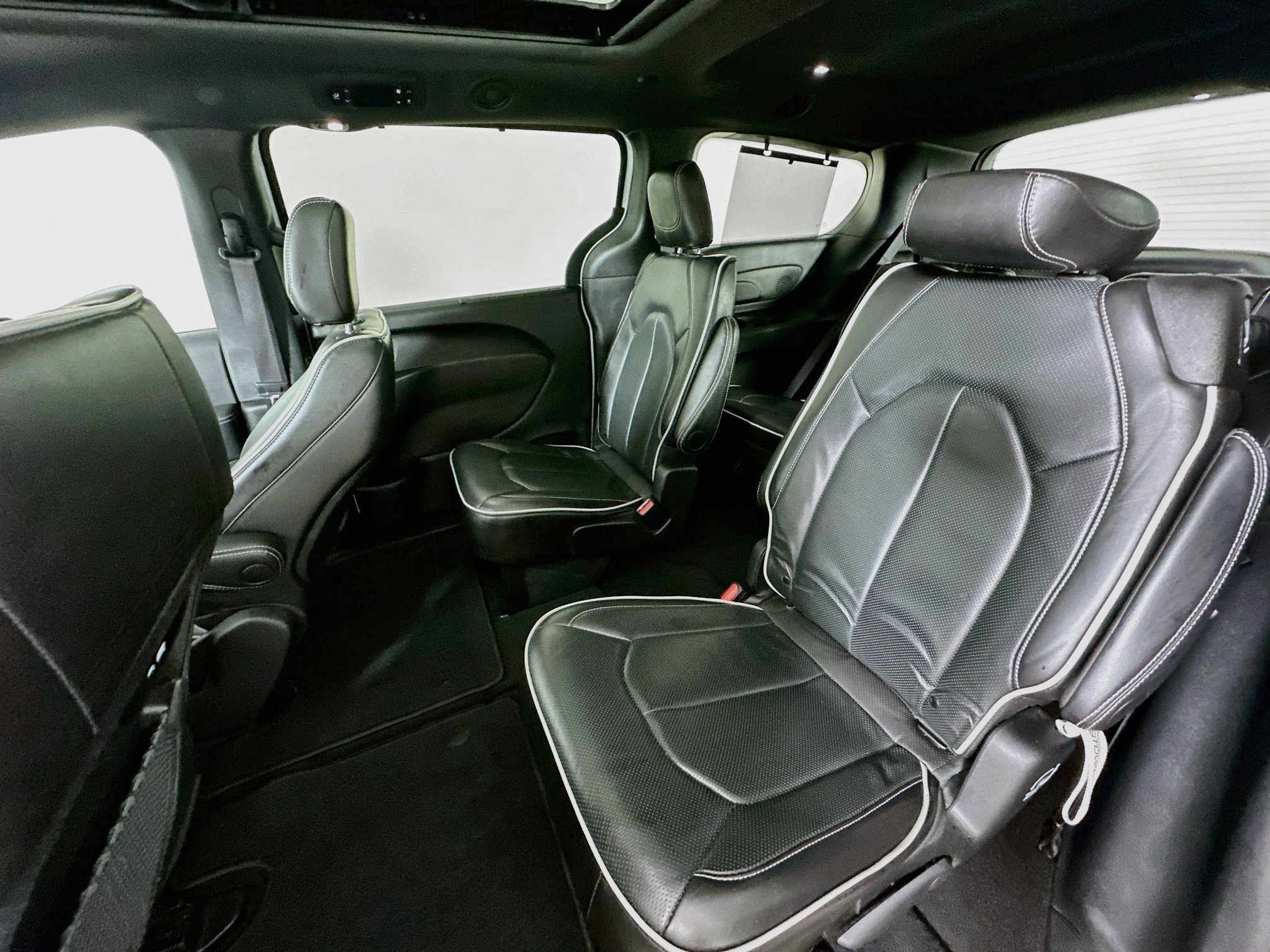 Used 2025 Chrysler Pacifica Limited FWD image 31