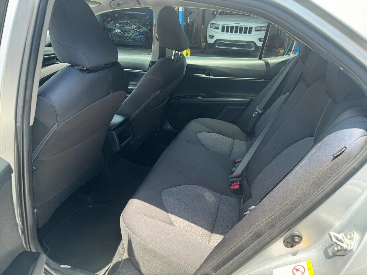 Used 2018 Toyota Camry LE image 9