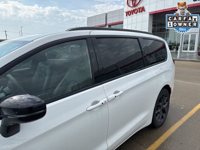 Used 2025 Chrysler Pacifica Limited image 30