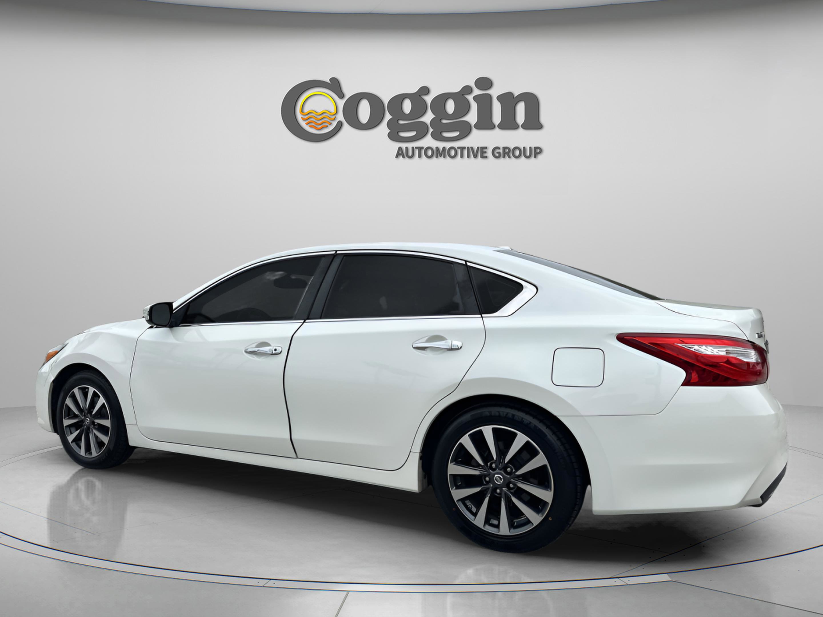 Used 2017 Nissan Altima 2.5 SL w/ Moonroof Package image 4