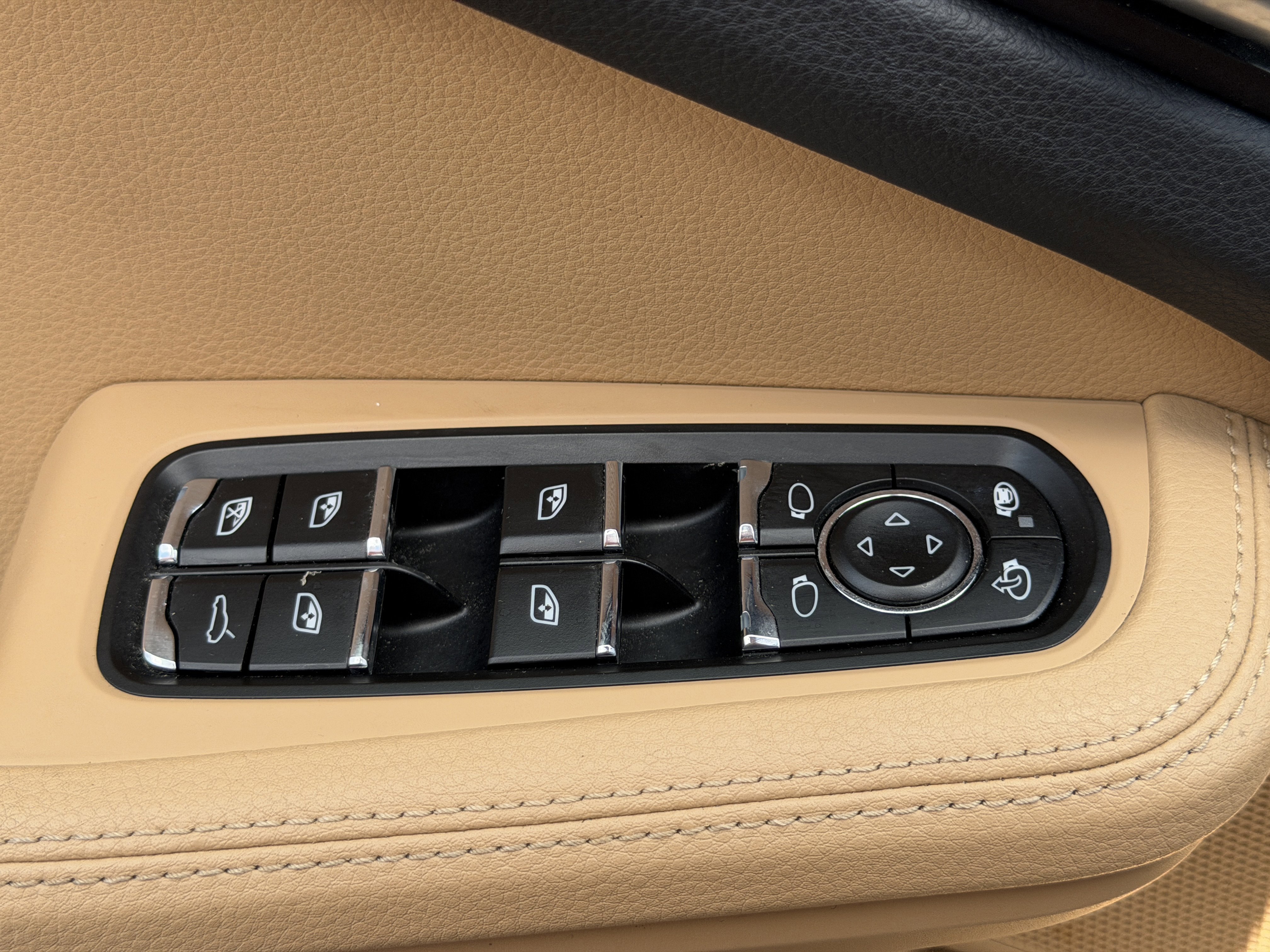 Certified 2018 Porsche Macan Sport Edition image 25