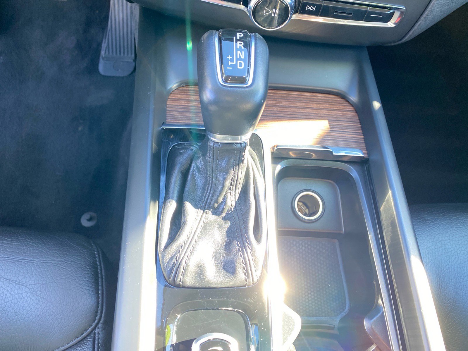 Used 2021 Volvo XC60 T6 Momentum image 12