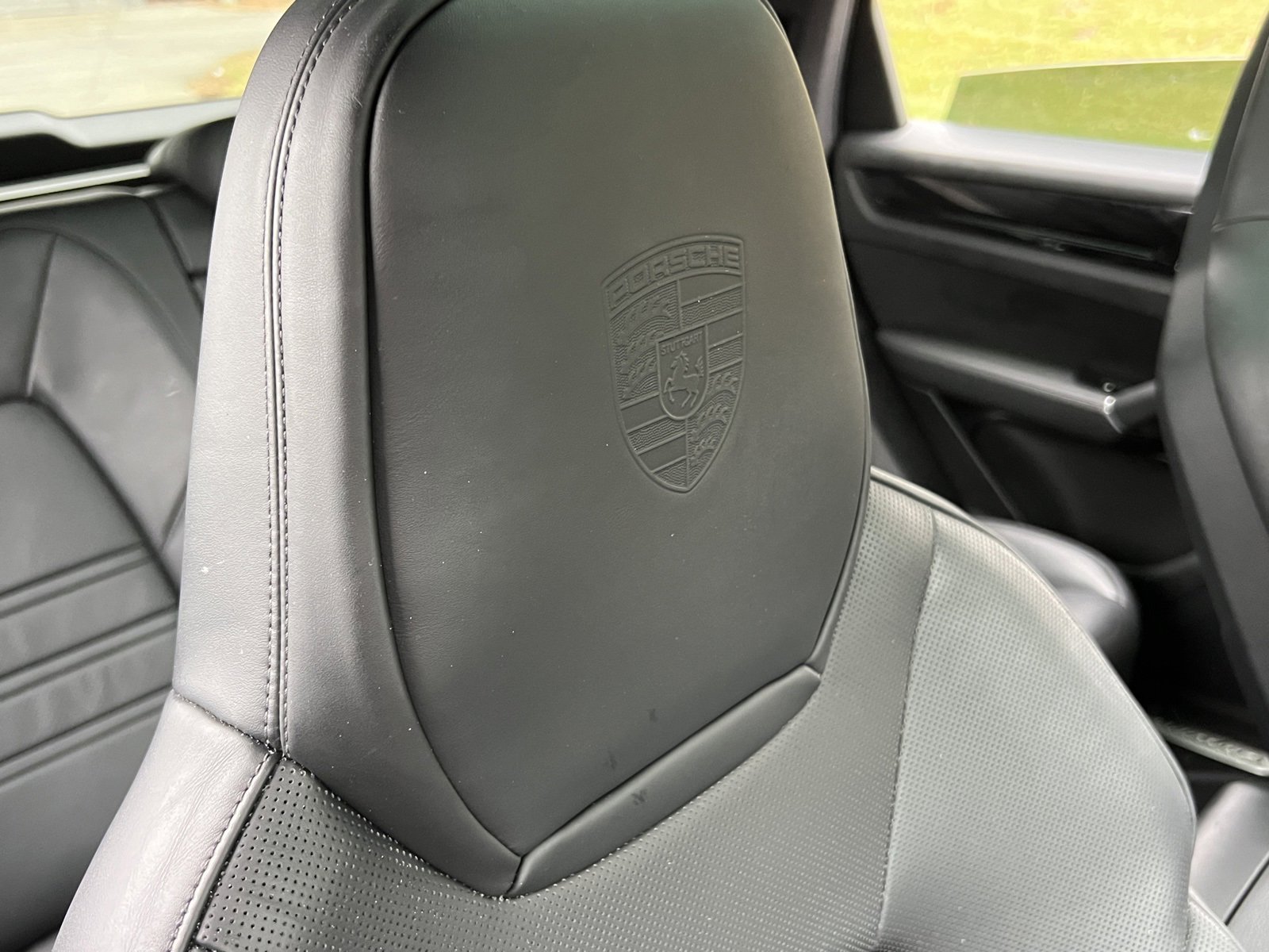 Certified 2022 Porsche Cayenne Platinum Edition image 30