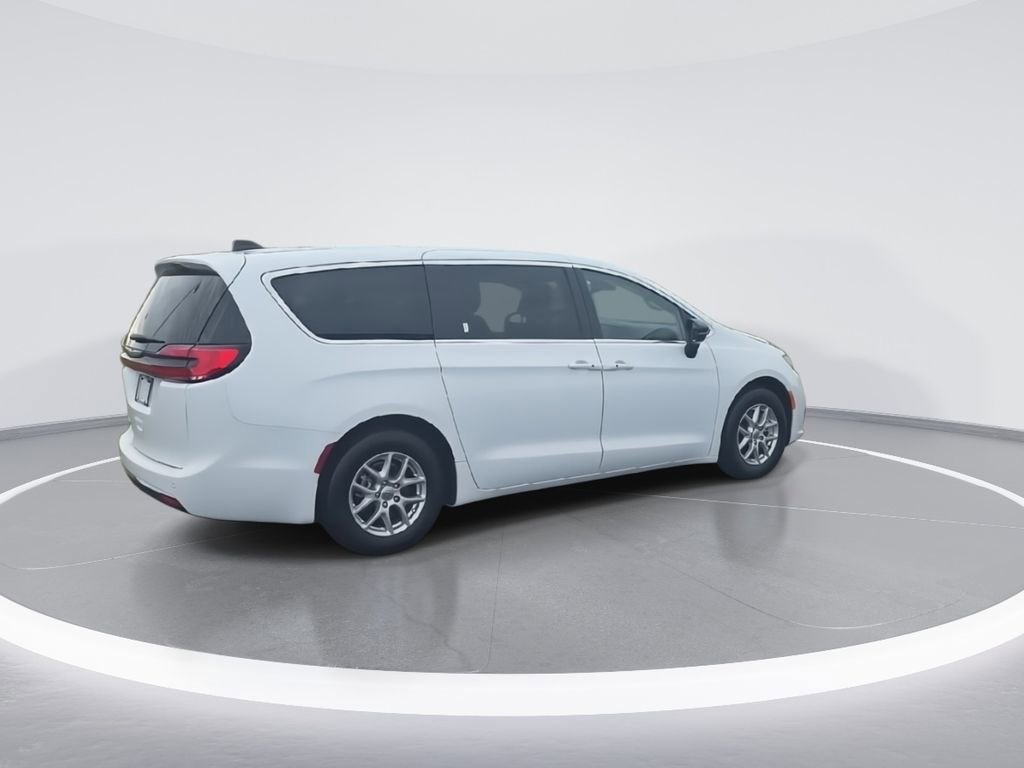 Used 2024 Chrysler Pacifica Touring-L FWD image 8