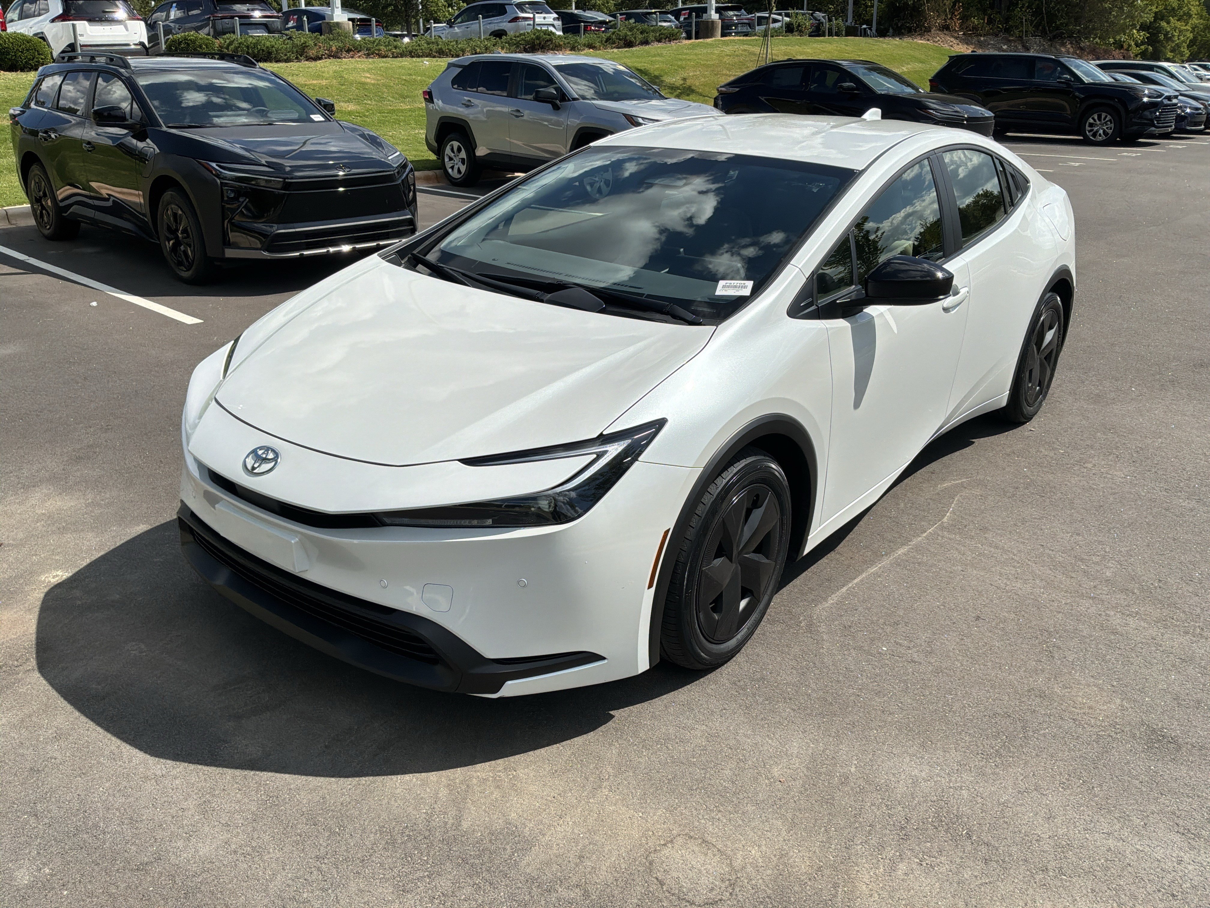 Used 2024 Toyota Prius LE FWD image 5