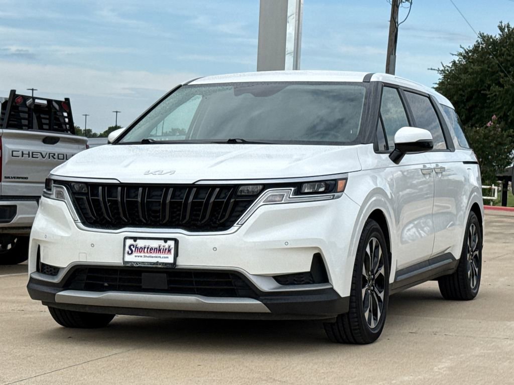 Used 2022 Kia Carnival EX FWD image 3
