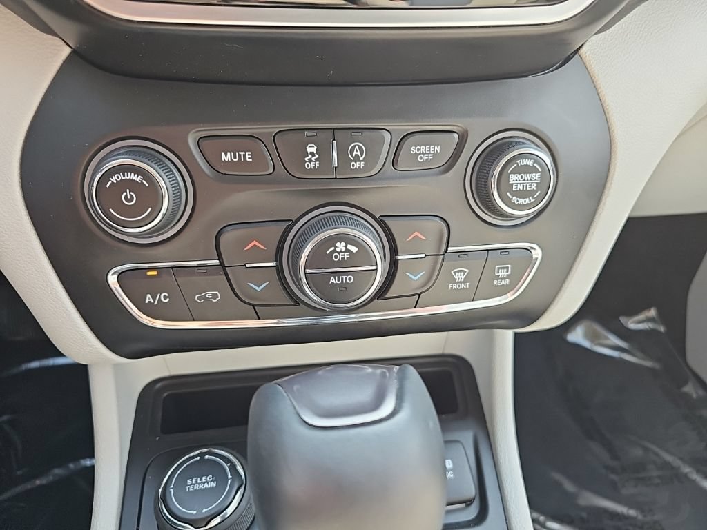 Certified 2021 Jeep Cherokee Limited w/ Elite Package AWD/4WD image 39