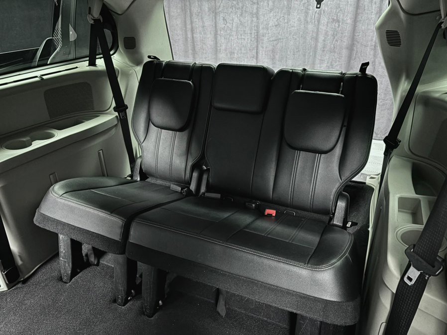 Used 2016 Chrysler Town & Country Touring w/ Driver Convenience Group image 32