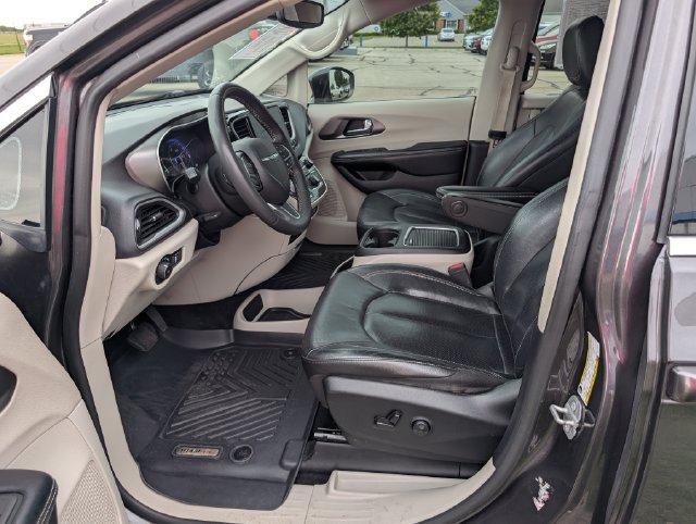 Used 2022 Chrysler Pacifica Touring-L FWD image 13