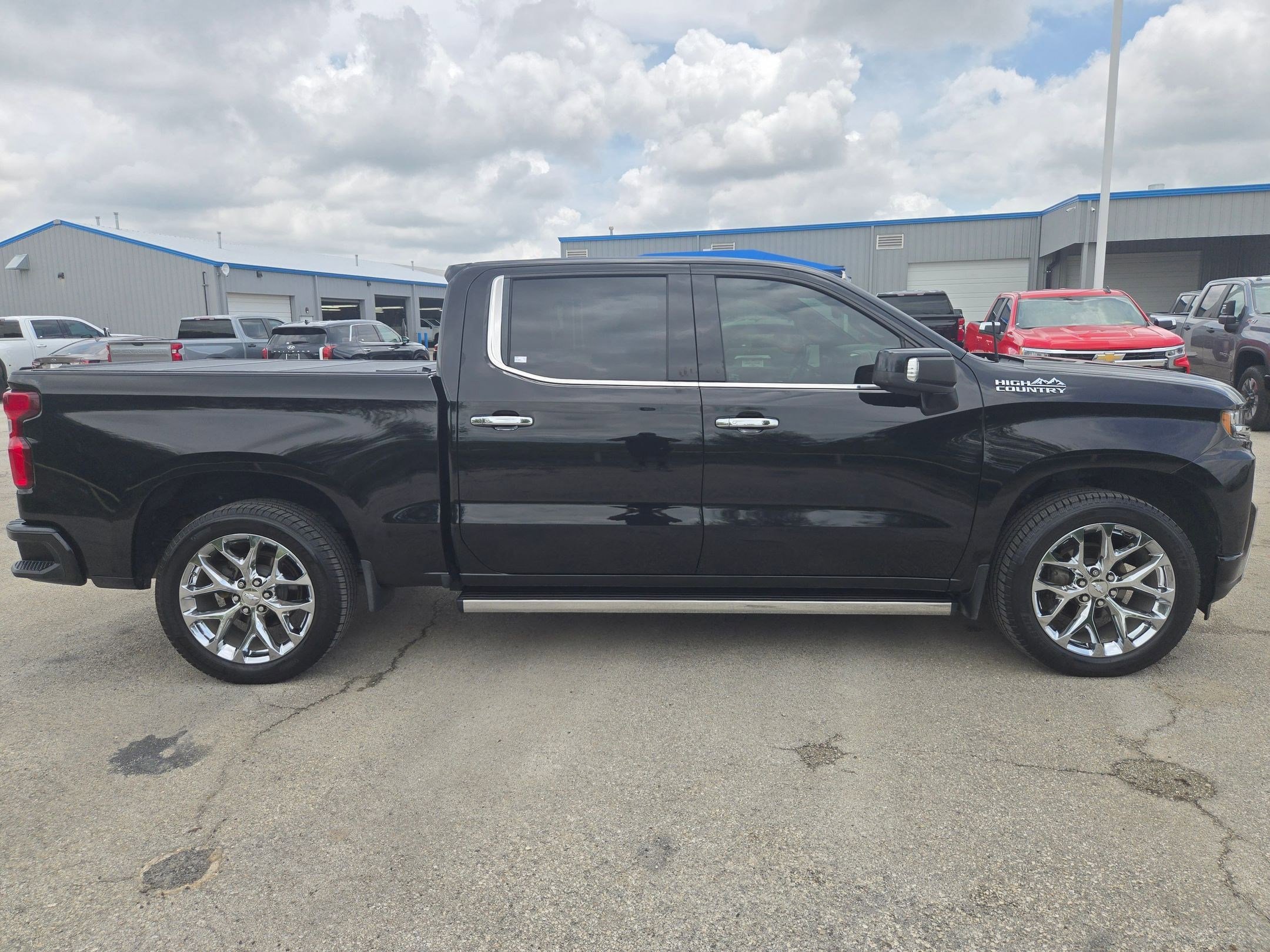 Used 2019 Chevrolet Silverado 1500 High Country w/ Technology Package AWD/4WD image 2