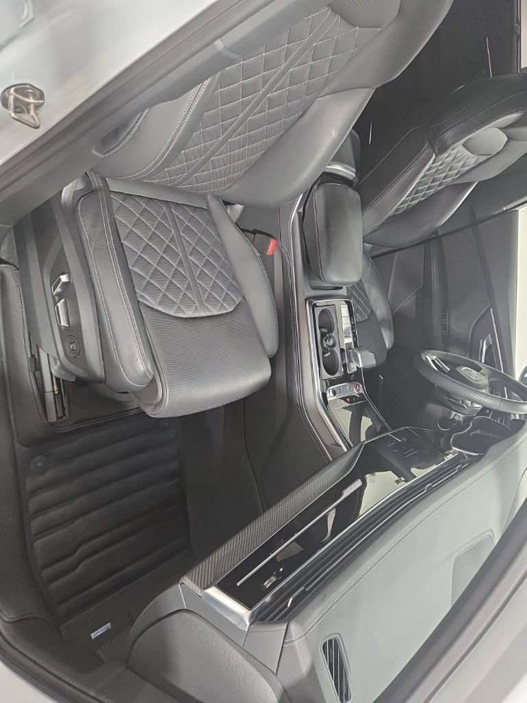 Used 2025 Audi SQ7 Prestige AWD/4WD image 23