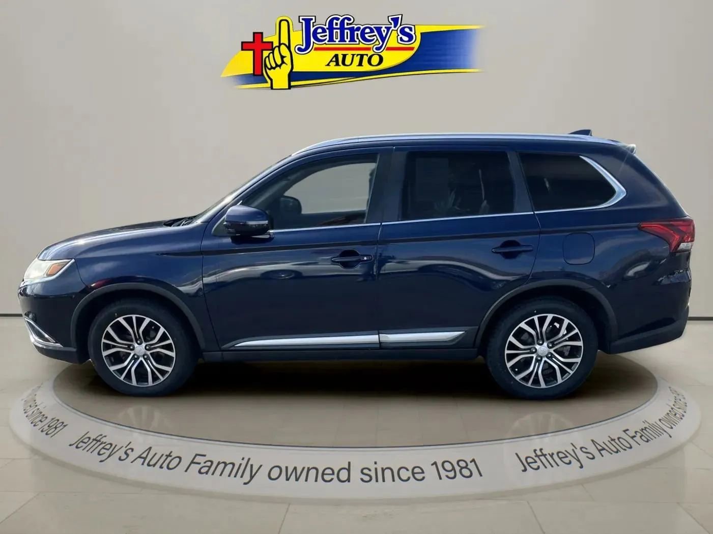 Used 2018 Mitsubishi Outlander SE image 2