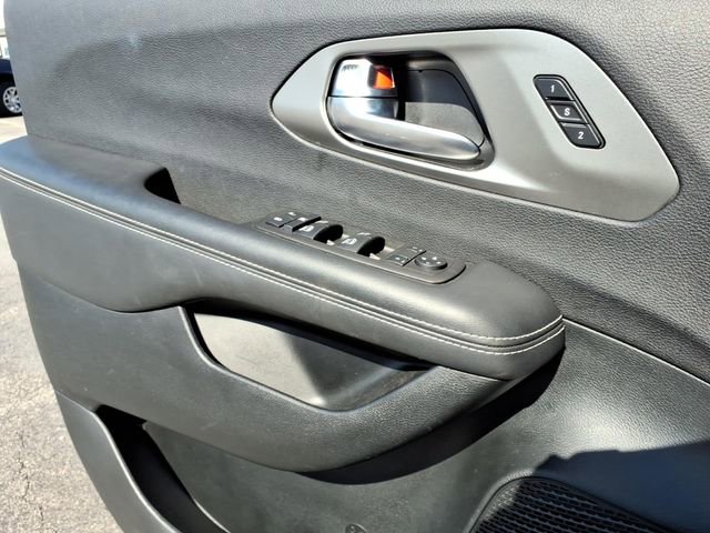 Used 2025 Chrysler Pacifica Select image 9