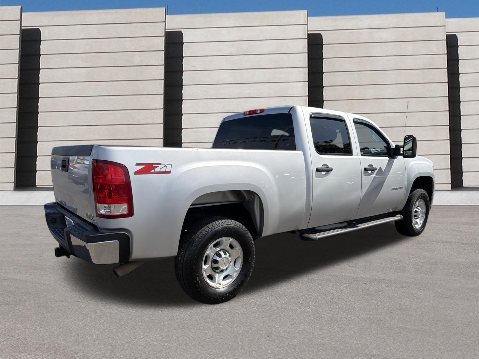 Used 2010 GMC Sierra 2500 SLE w/ Suspension Package, Off-Road RWD image 5
