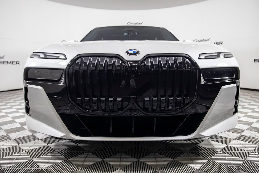 Used 2023 BMW 760i xDrive w/ Luxury Rear Seating Package AWD/4WD image 3