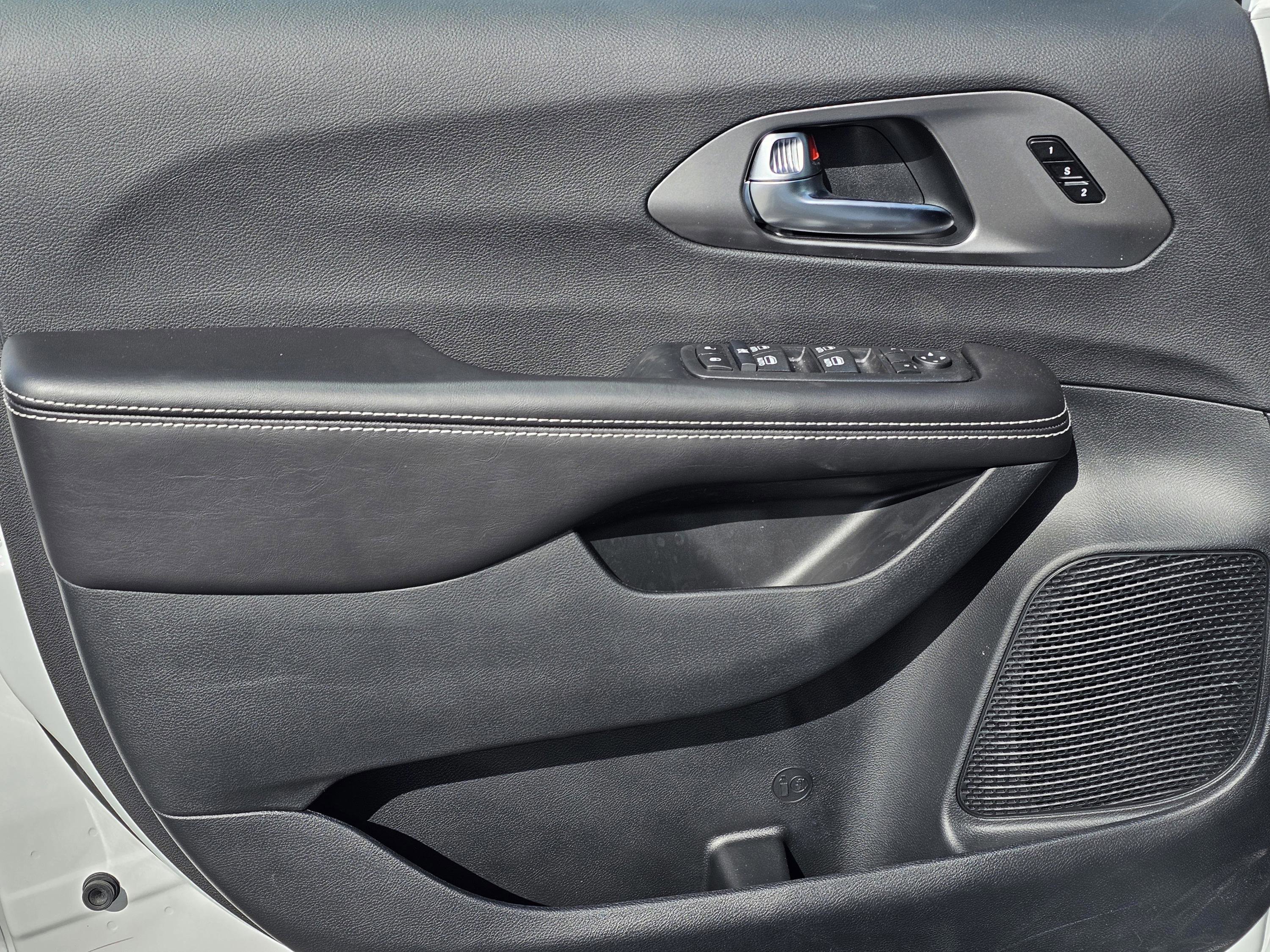 New 2026 Chrysler Pacifica Select image 14