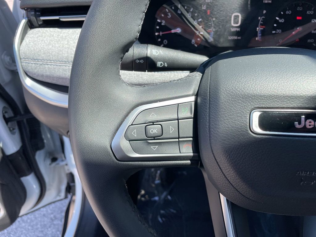 Used 2025 Jeep Compass Latitude image 13