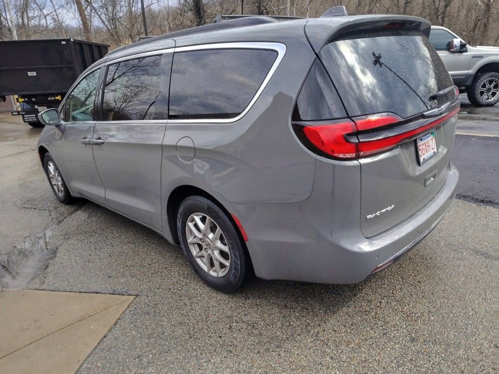 Used 2022 Chrysler Pacifica Touring-L image 8