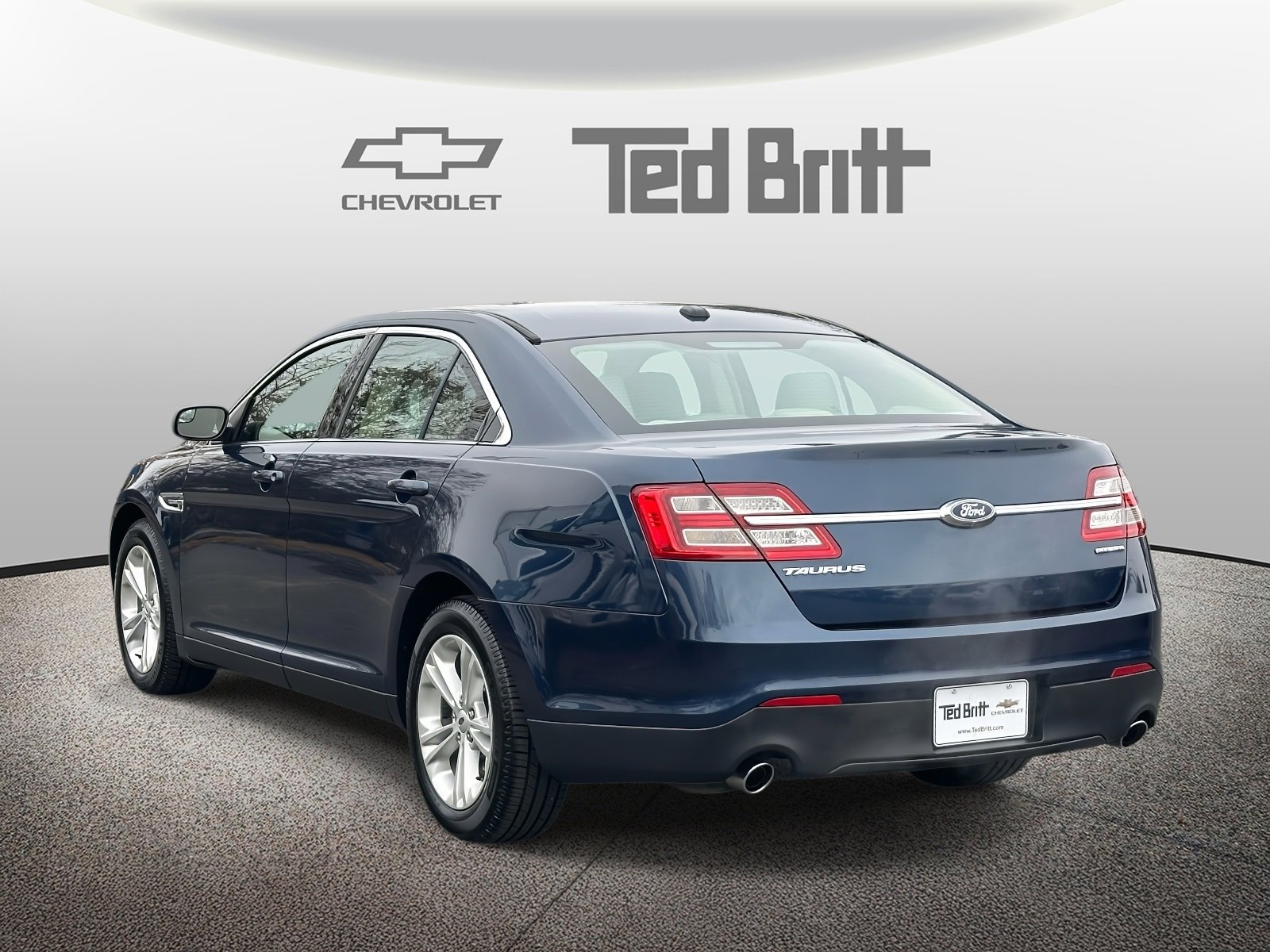 Used 2017 Ford Taurus SE image 6